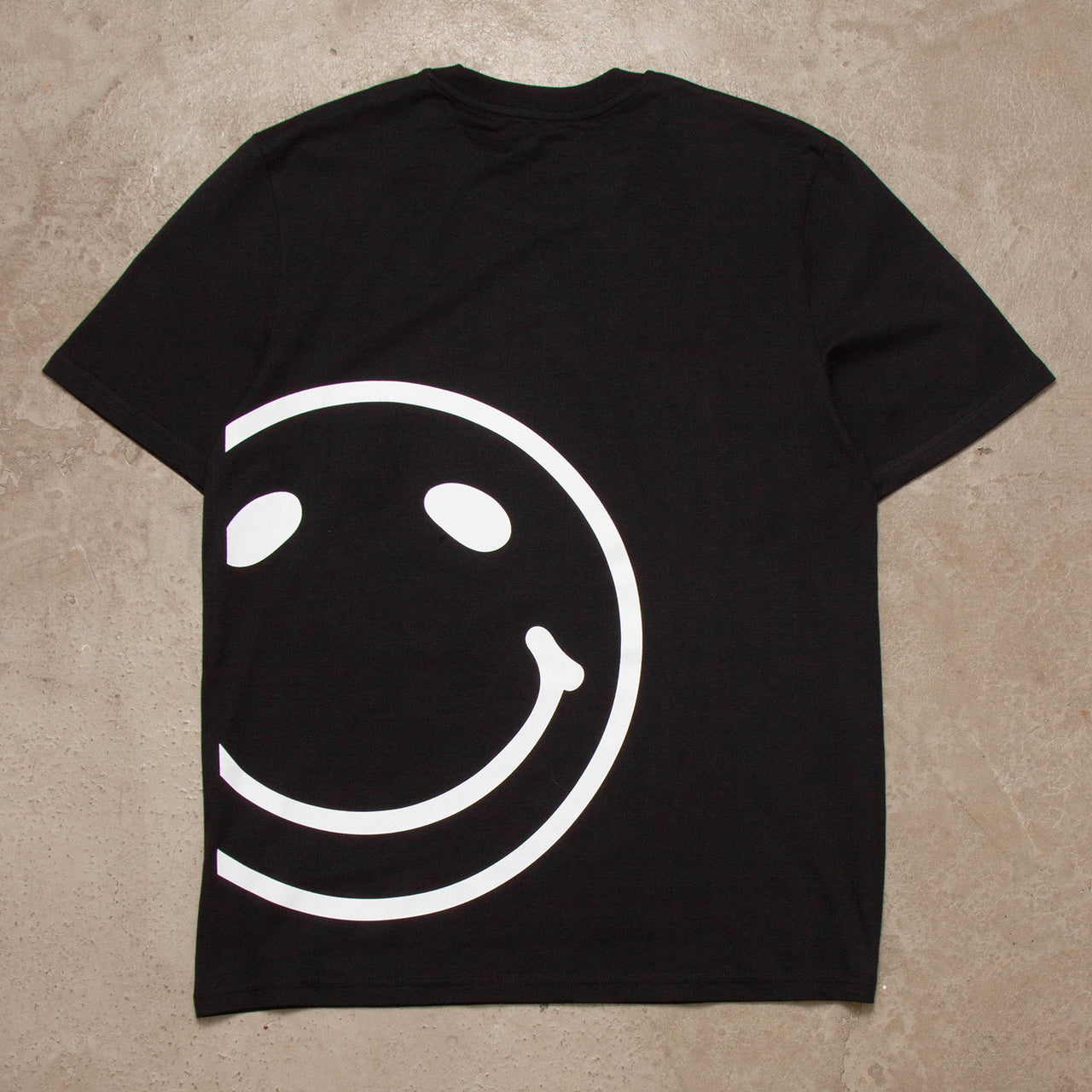 Side Smiley Back - Tshirt - Black